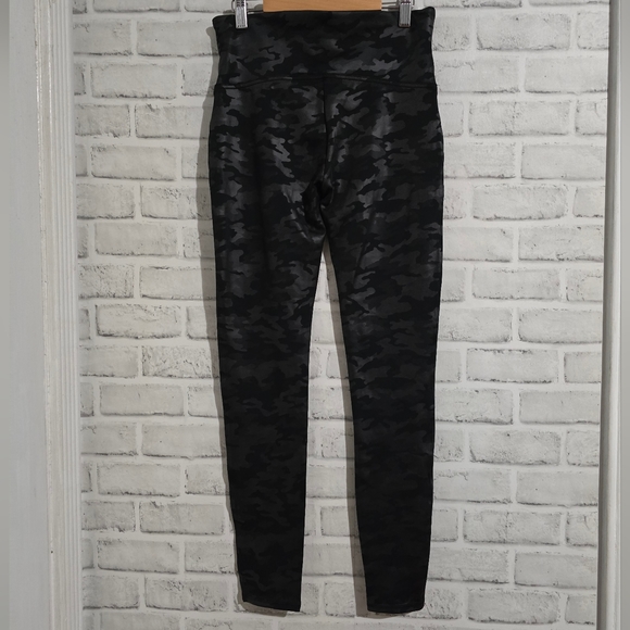 Spanx Faux Leather Legging Black Camo size L - Picture 7 of 10